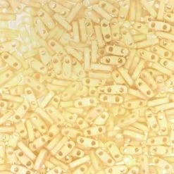 Cc2021 - Perles Miyuki QUARTER Tila MATT Opaque Cream 1.2mm (50 Beads)