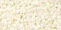 Cc122 - Perles Toho Treasure 11/0 Opaque Lustered Navajo White (5g)